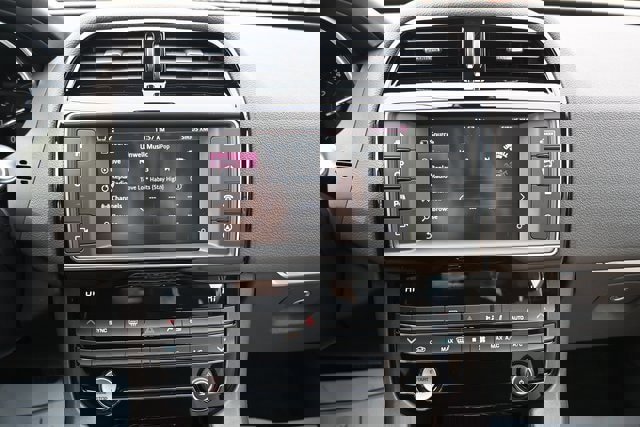 Used 2017 Jaguar F-PACE Prestige image 32