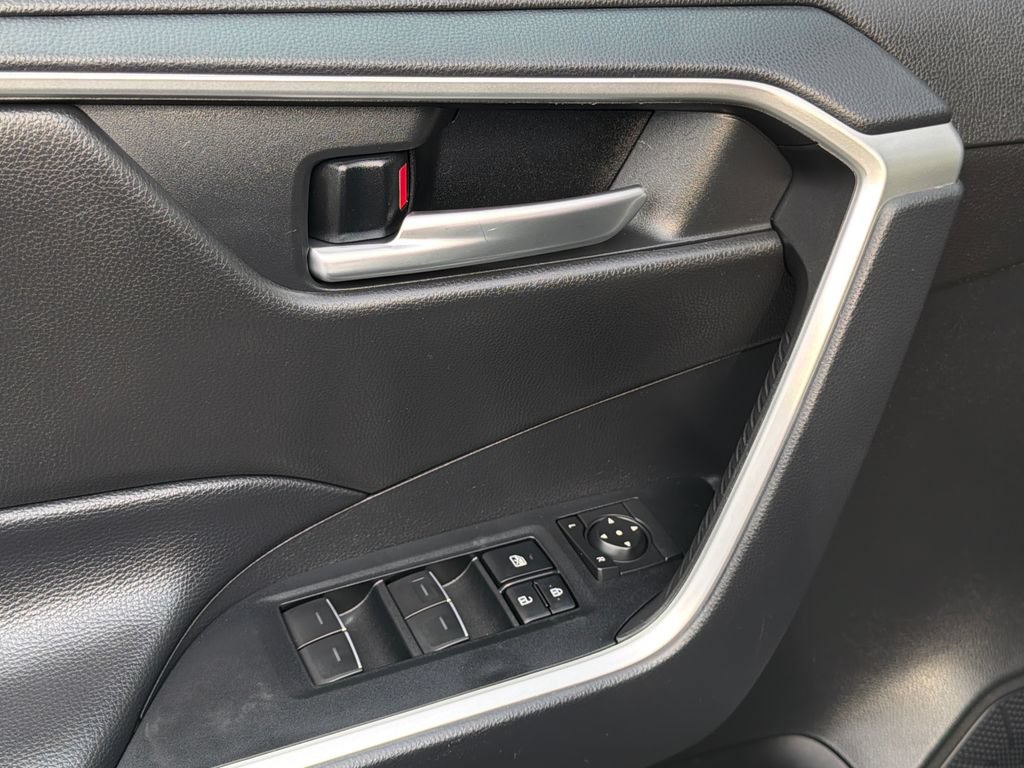 Used 2025 Toyota RAV4 XLE AWD/4WD image 19