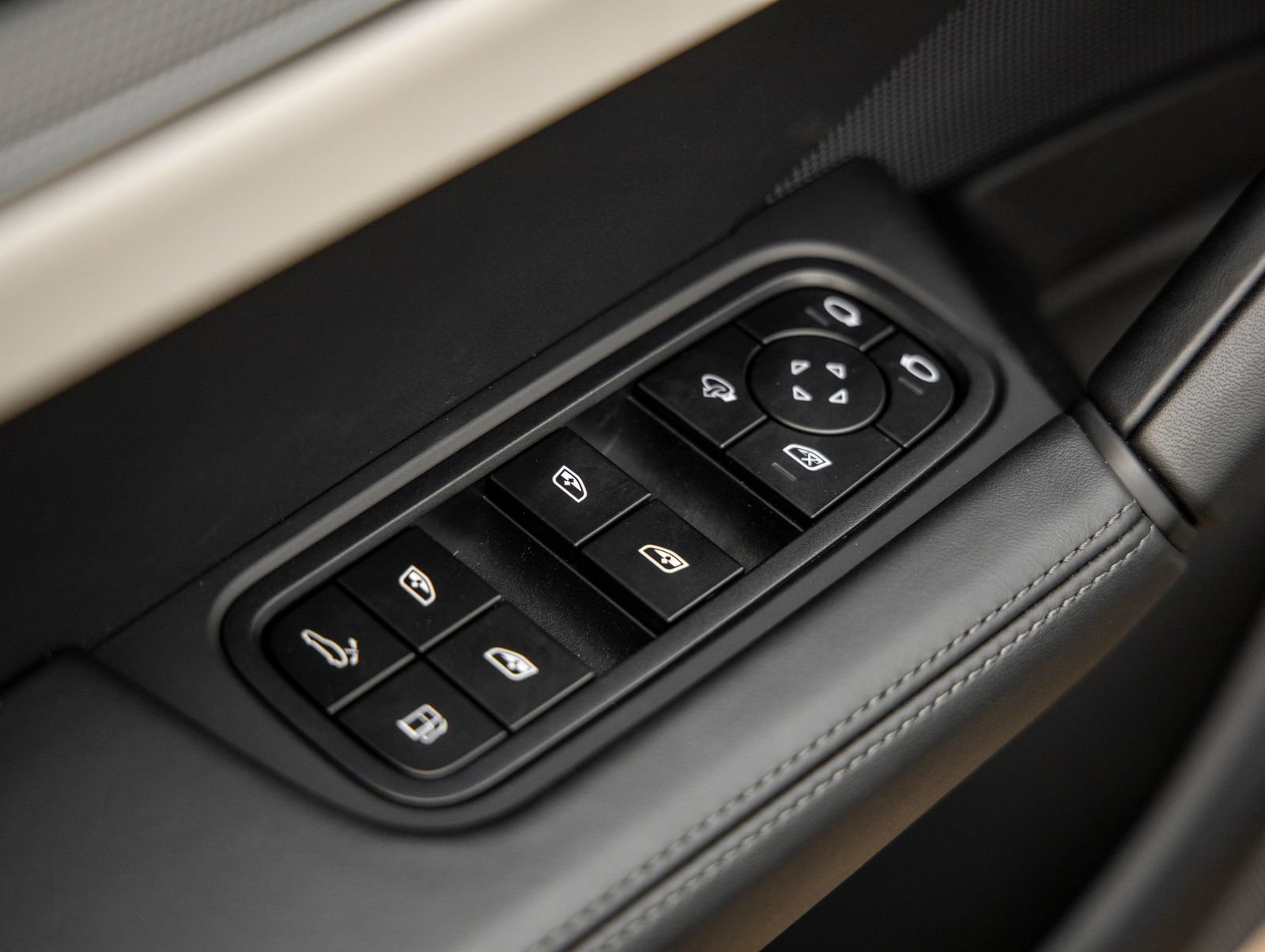 New 2025 Porsche Cayenne E-Hybrid Coupe AWD/4WD image 22