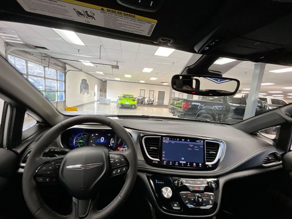 Used 2024 Chrysler Pacifica Premium image 15