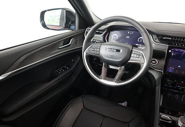 New 2025 Jeep Grand Cherokee Limited image 8