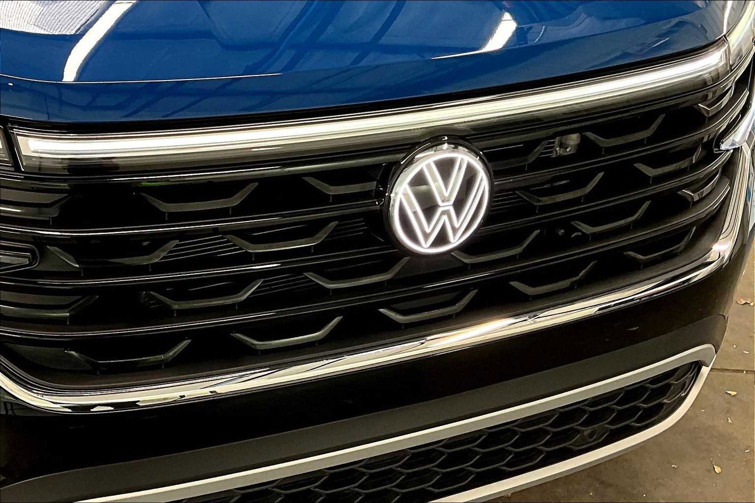 Used 2025 Volkswagen Atlas Cross Sport SEL image 33