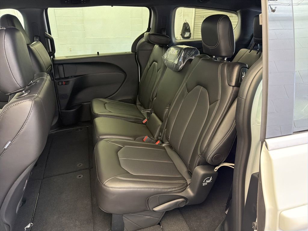 New 2026 Chrysler Pacifica Select FWD image 15