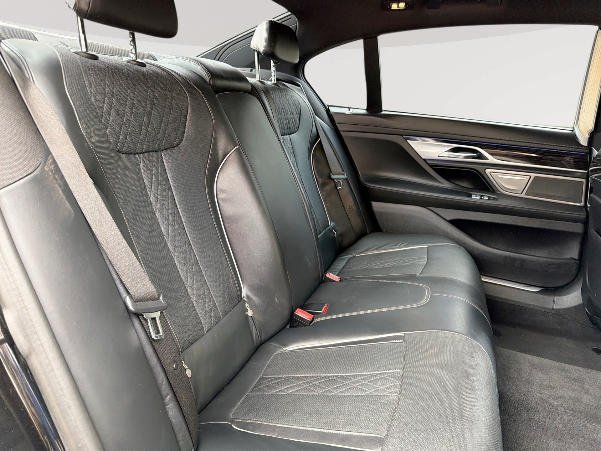 Used 2018 BMW 750i w/ Executive Package RWD image 26