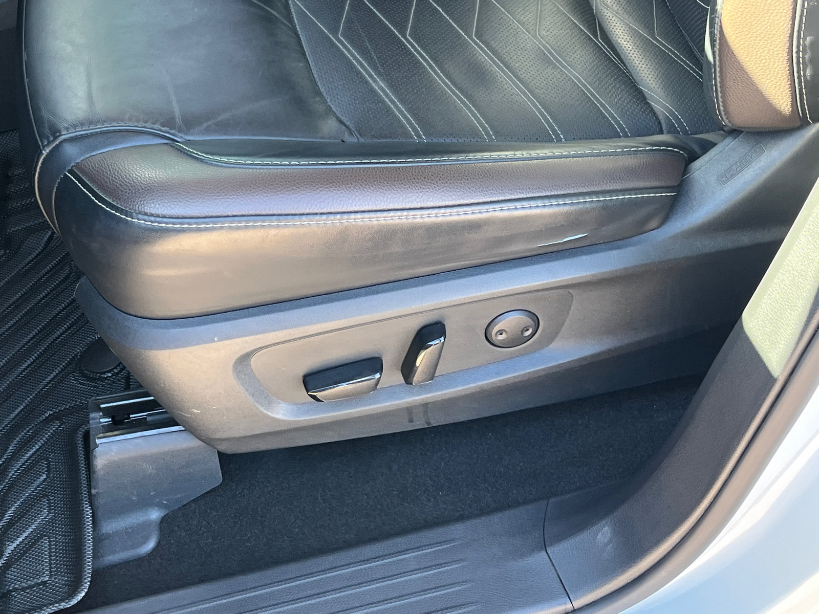 Used 2023 Nissan Pathfinder Platinum image 11