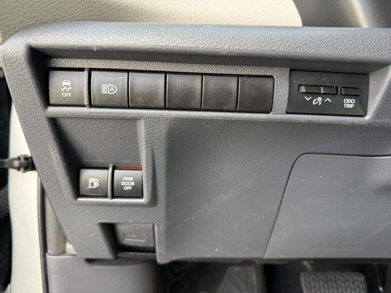 Used 2023 Toyota Sienna XLE image 34