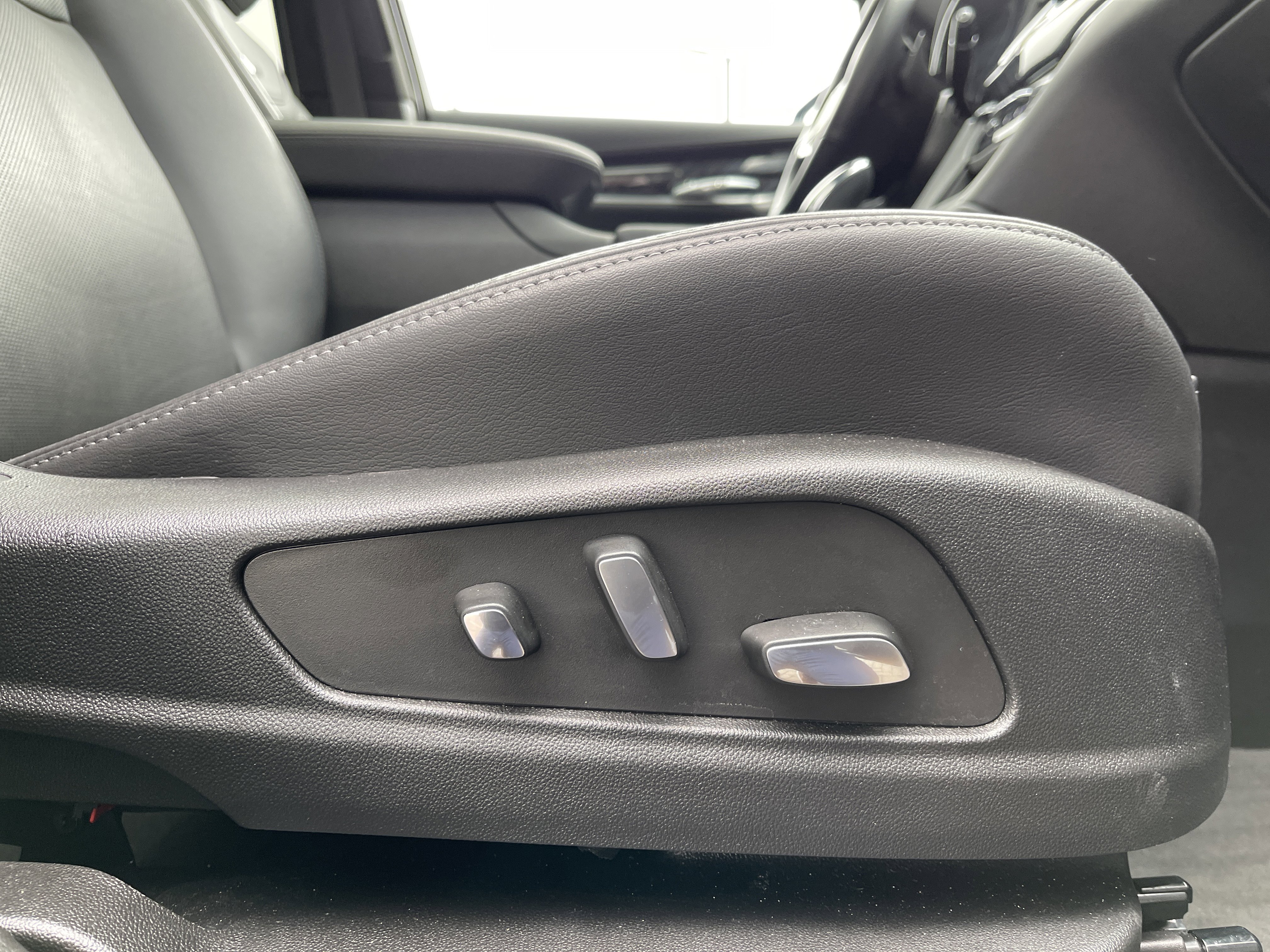 Used 2025 Cadillac XT6 Premium Luxury image 42