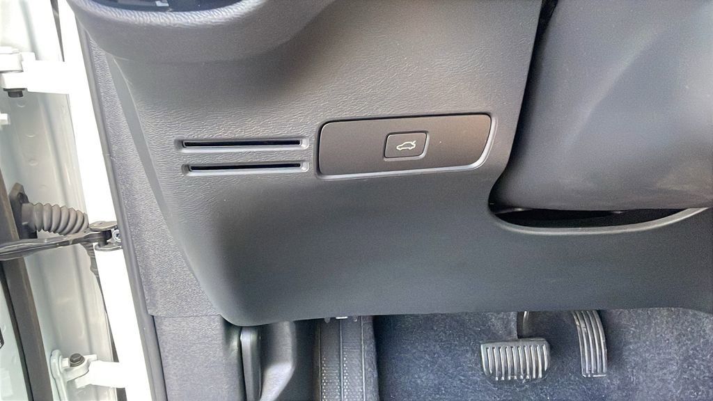 Used 2025 Volvo XC40 B5 Plus image 26