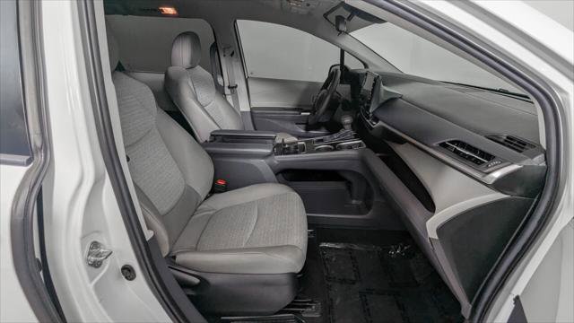 Used 2024 Toyota Sienna LE FWD image 23
