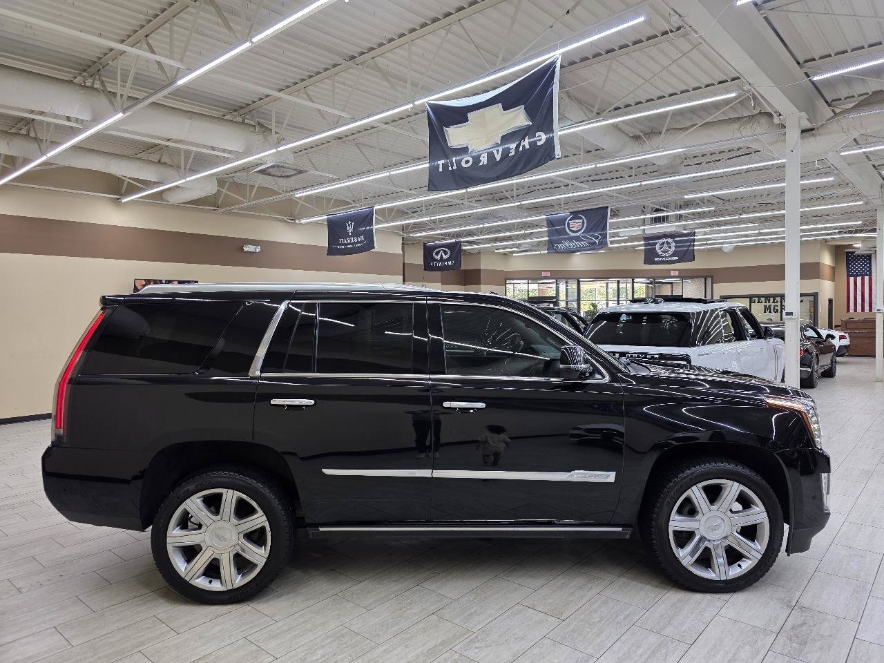 Used 2018 Cadillac Escalade Premium Luxury AWD/4WD image 5