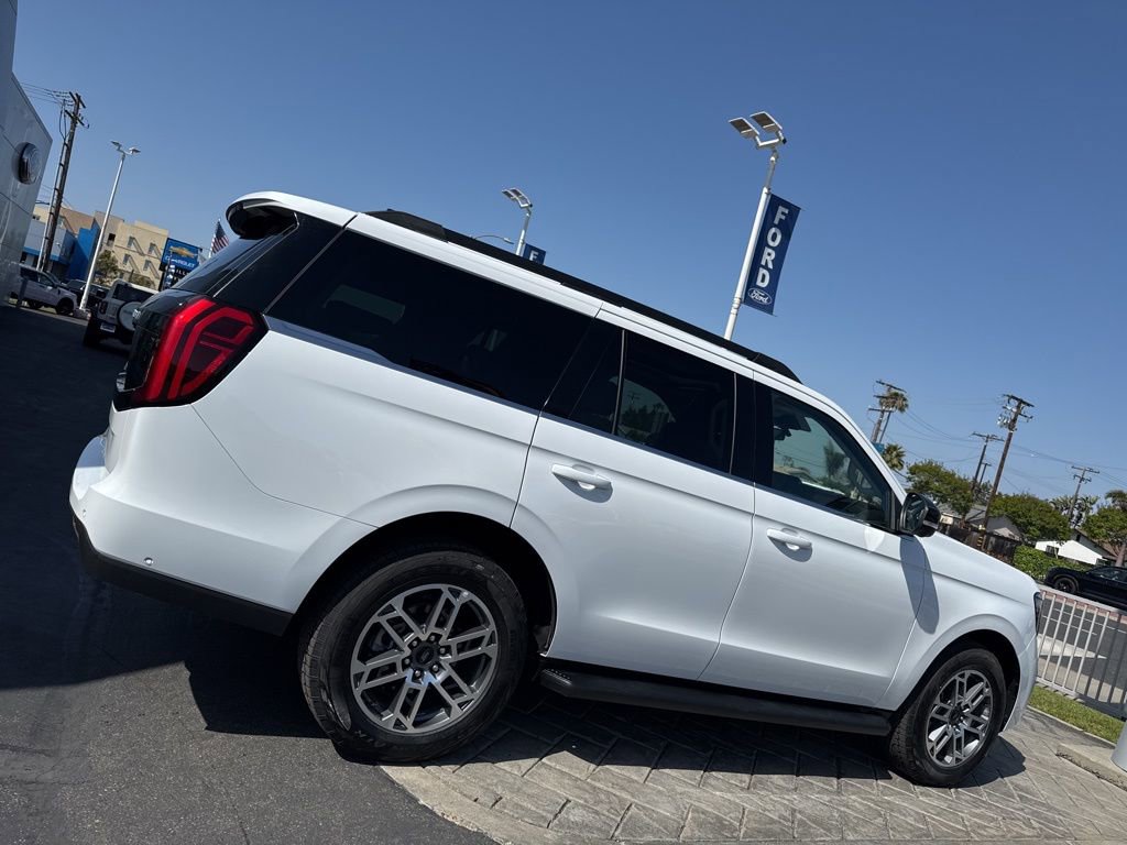 Used 2025 Ford Expedition Active AWD/4WD image 2