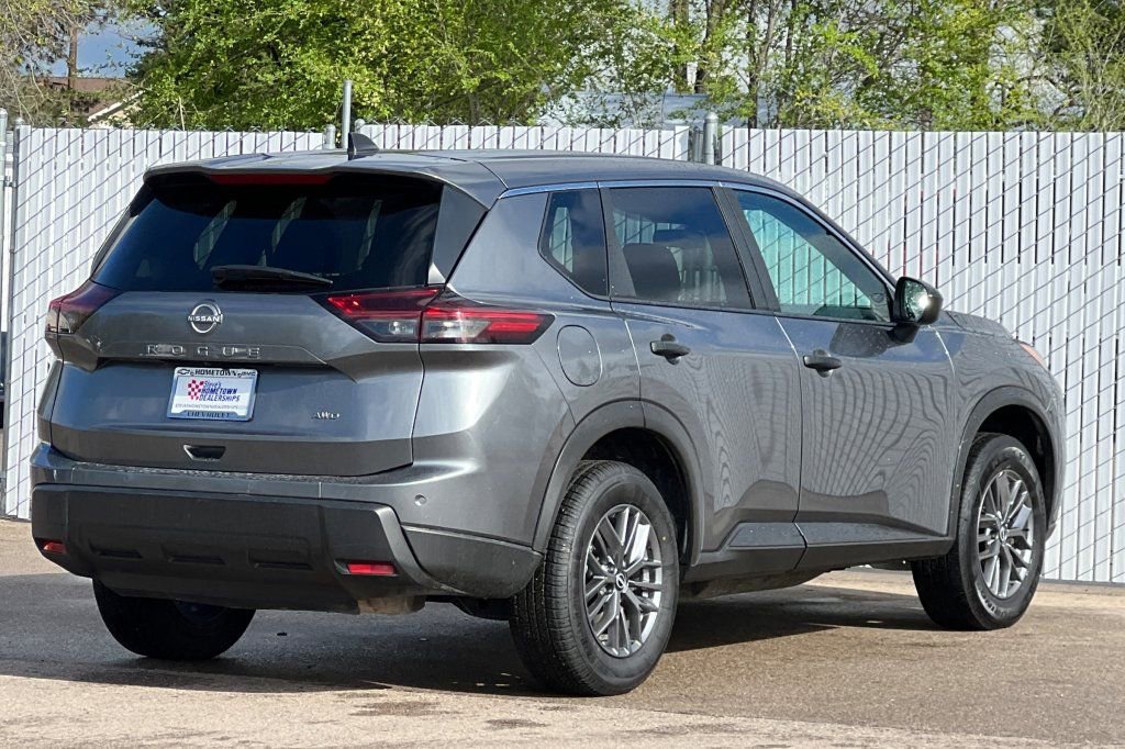 Used 2024 Nissan Rogue S AWD/4WD image 4