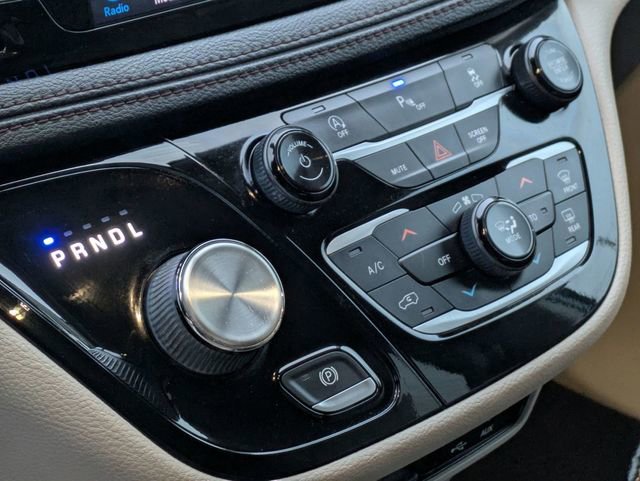 Used 2019 Chrysler Pacifica Limited image 24