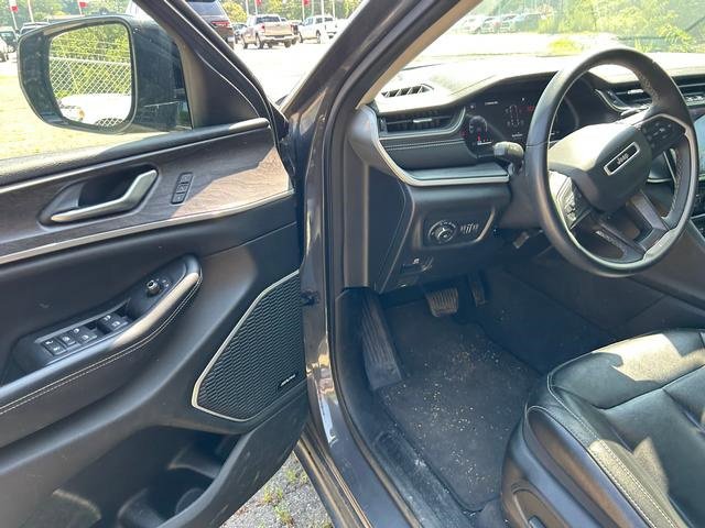 Used 2023 Jeep Grand Cherokee L Limited w/ Black Appearance Package image 9