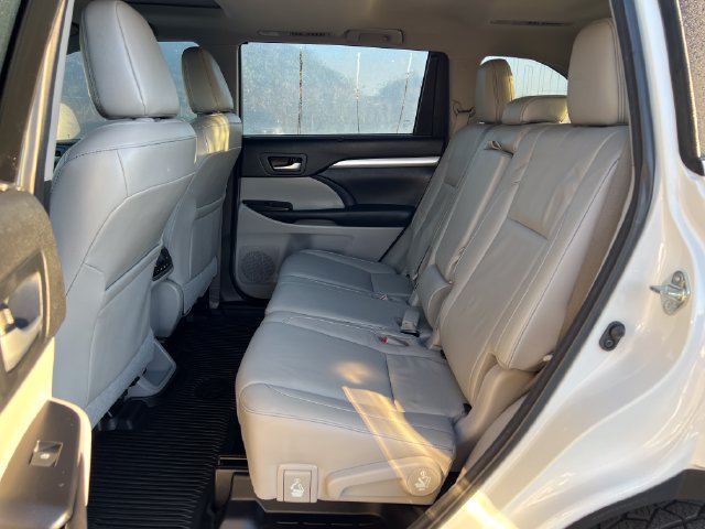 Used 2017 Toyota Highlander XLE AWD/4WD image 14