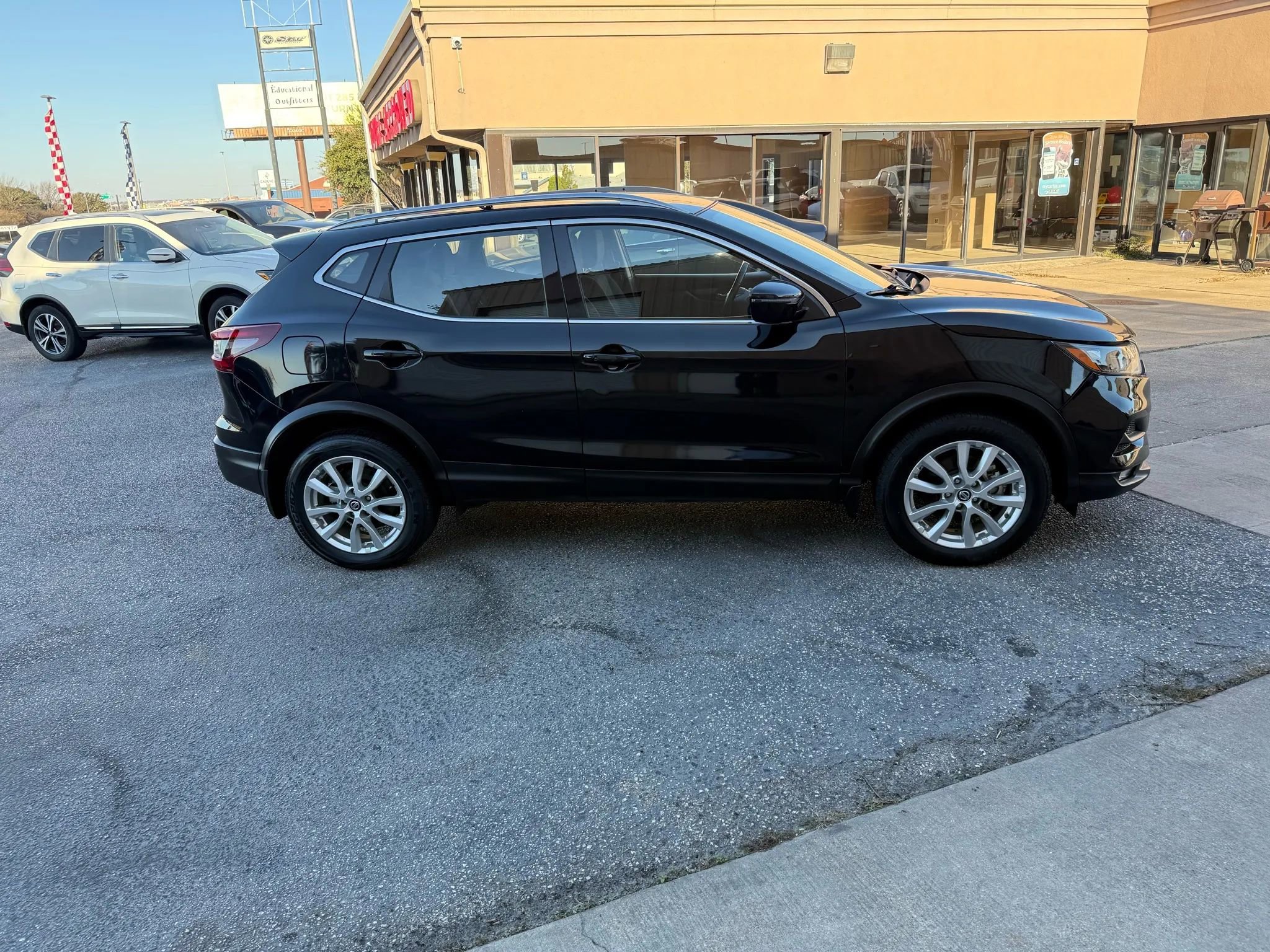 Used 2021 Nissan Rogue Sport SV image 4