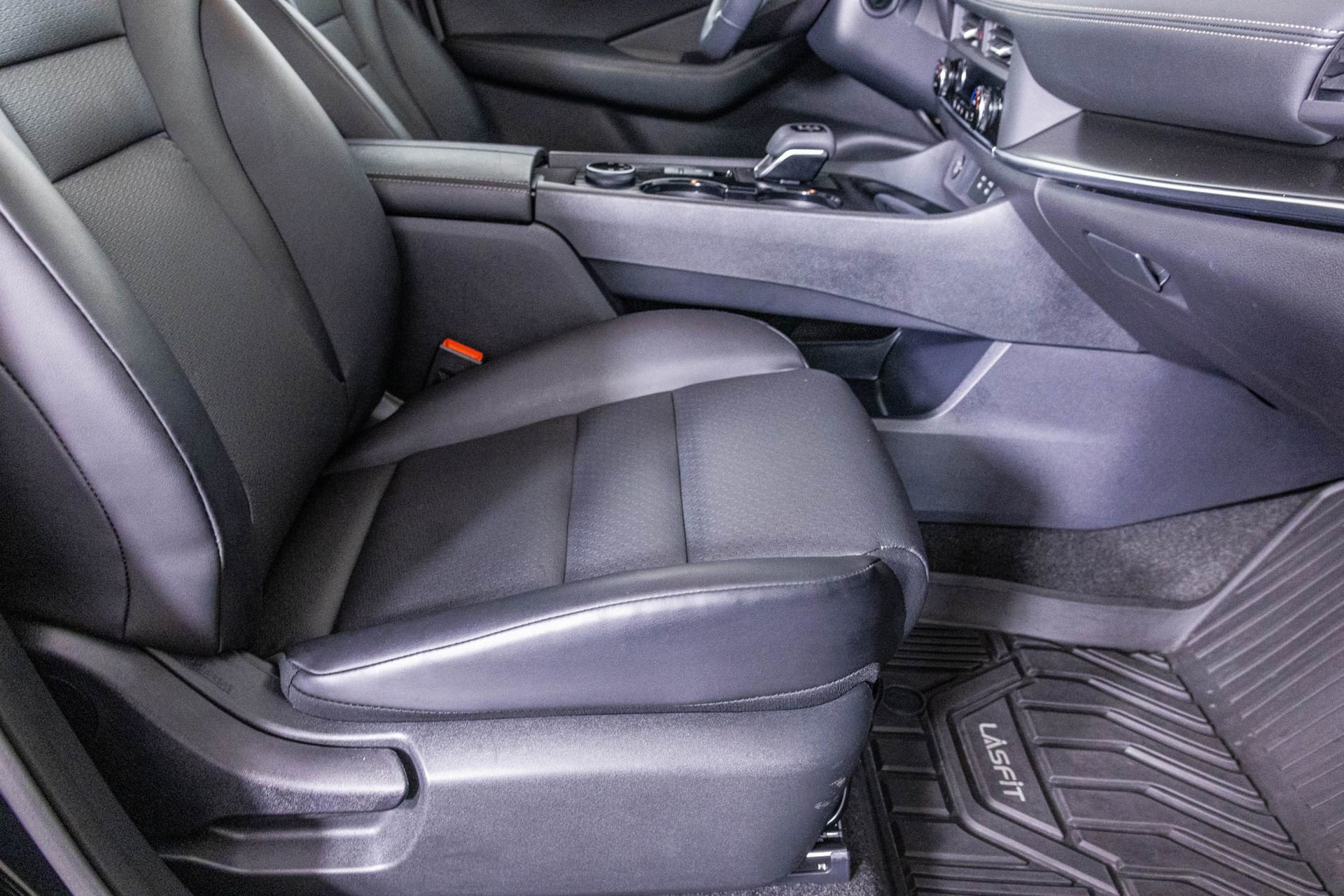 Used 2024 Nissan Rogue SV w/ SV Premium Package image 40