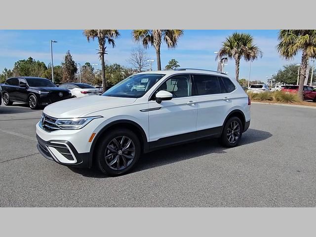 Used 2023 Volkswagen Tiguan SE w/ Panoramic Sunroof Package FWD image 17