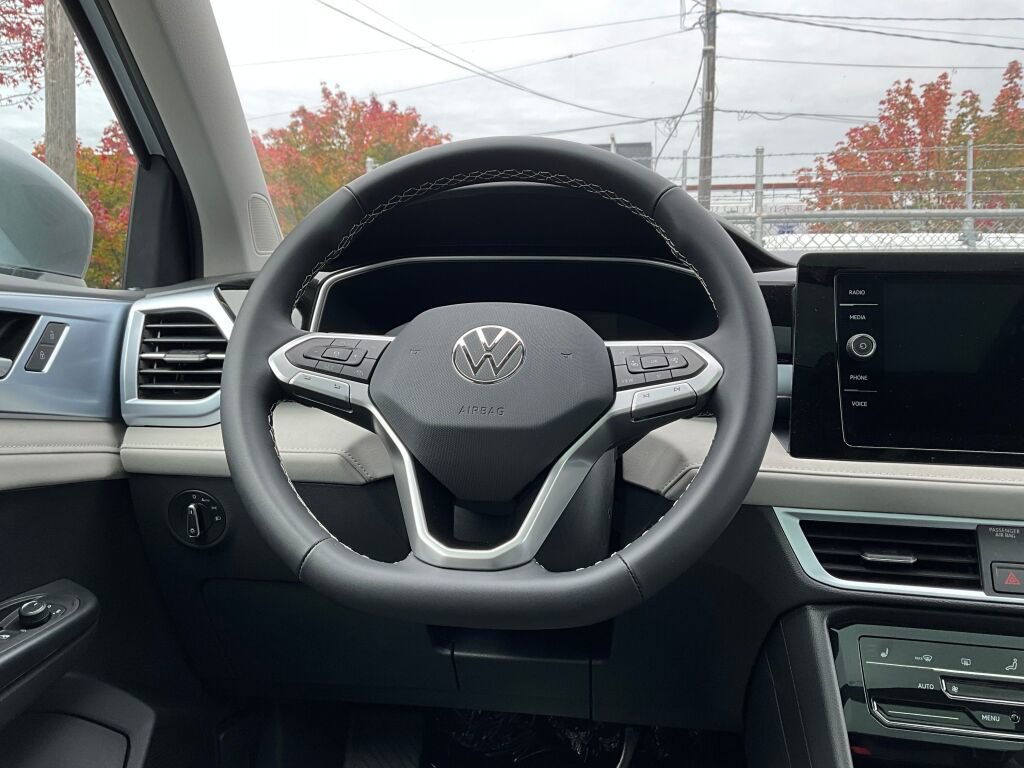 New 2025 Volkswagen Taos SE image 20