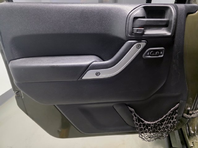 Used 2015 Jeep Wrangler Unlimited Rubicon w/ Max Tow Package AWD/4WD image 9
