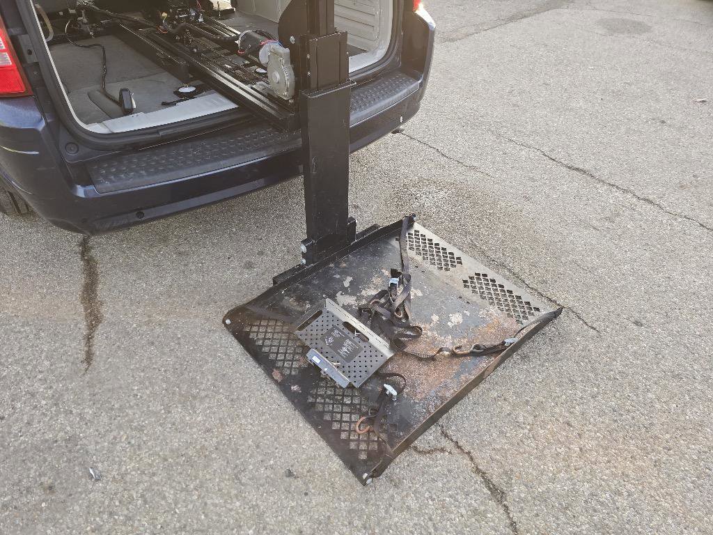 Used 2008 Chrysler Town & Country Touring image 17