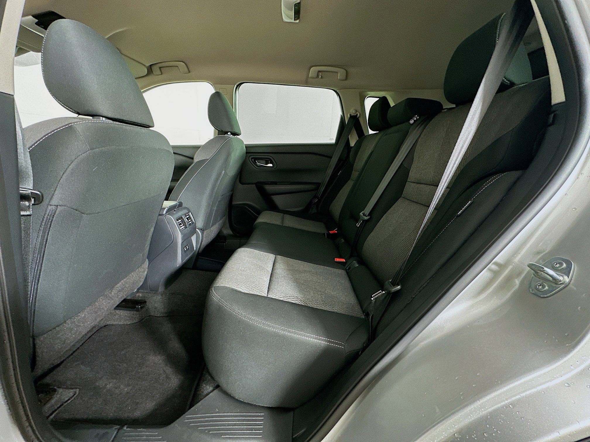 Used 2025 Nissan Rogue SV image 26