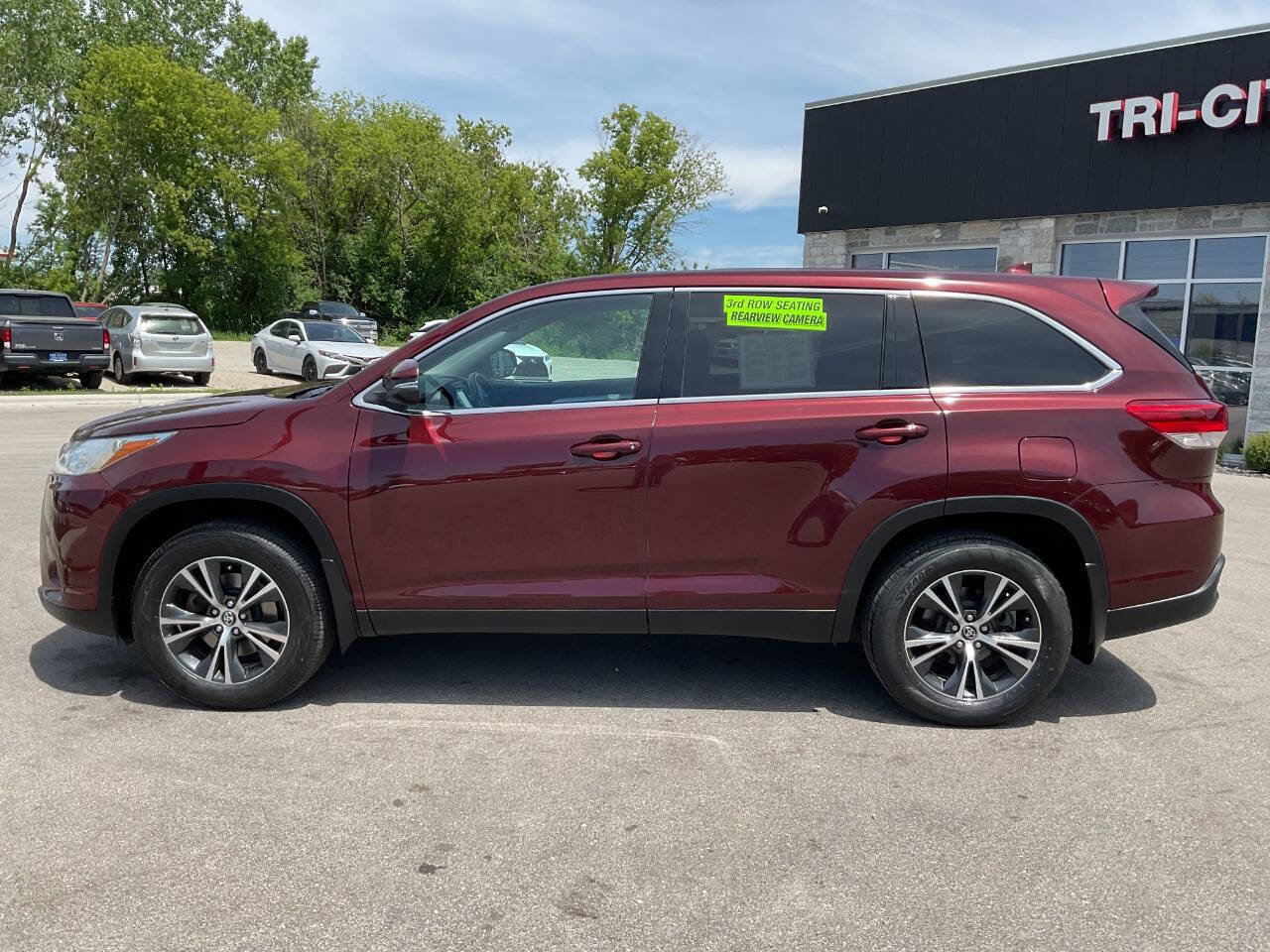 Used 2019 Toyota Highlander Plus AWD/4WD image 3