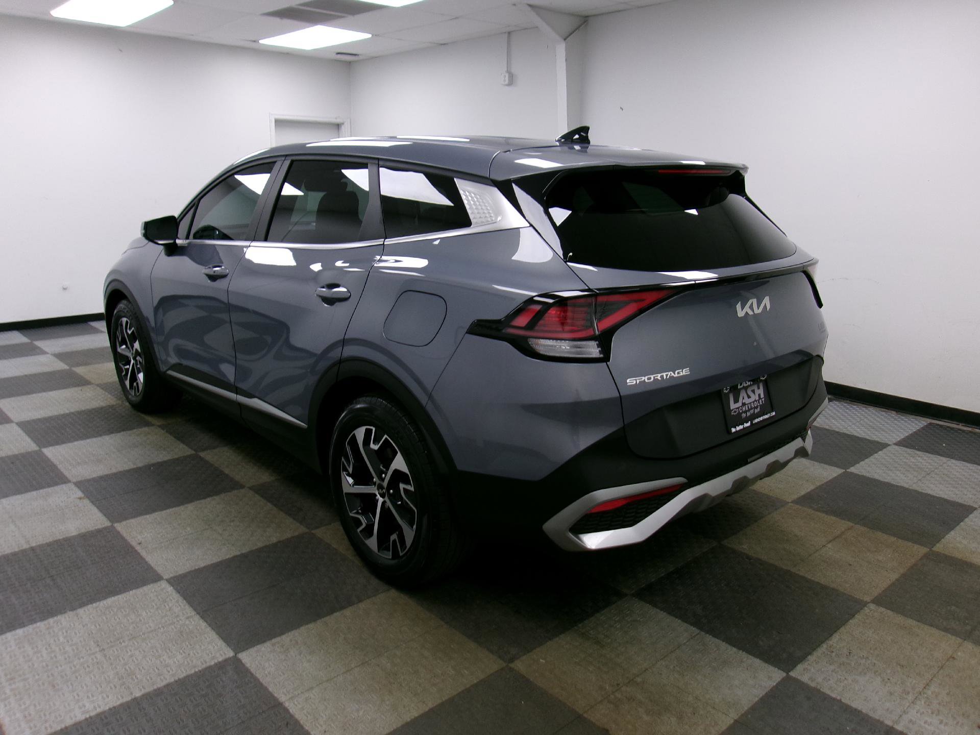 Used 2023 Kia Sportage EX FWD image 2