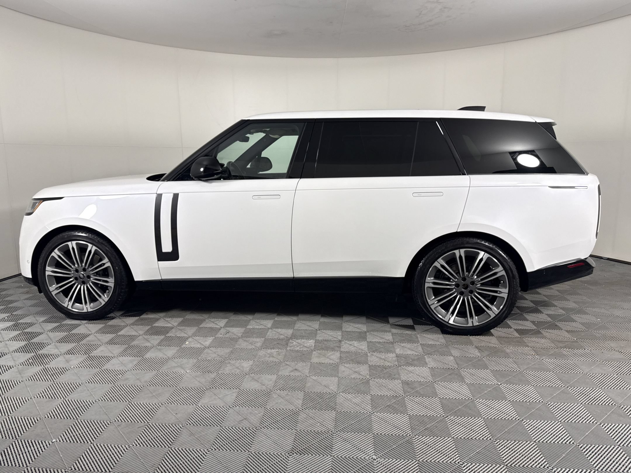 Used 2024 Land Rover Range Rover Long Wheelbase SE AWD/4WD image 2