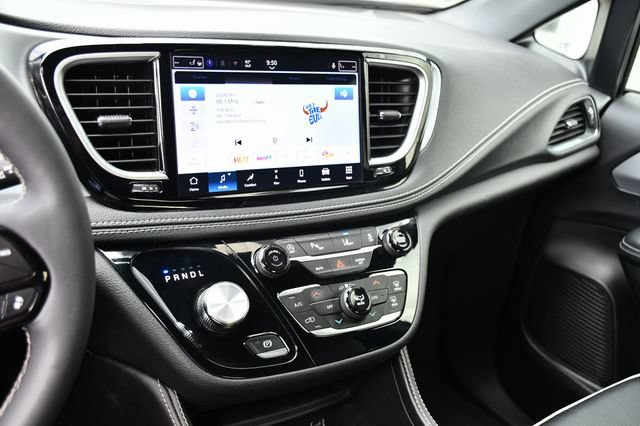 Used 2025 Chrysler Pacifica Limited FWD image 24