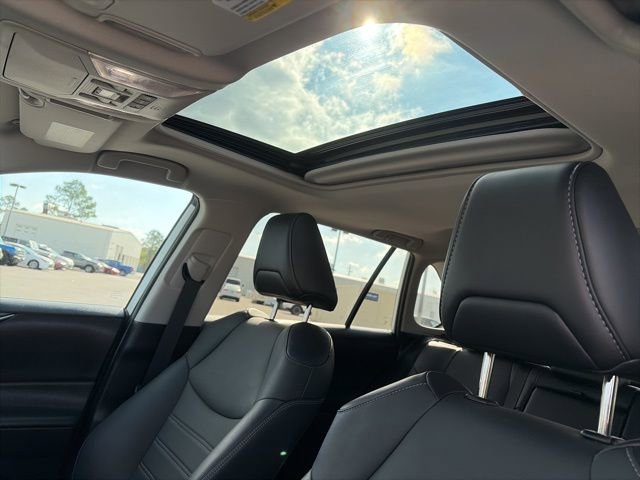 Used 2022 Toyota RAV4 XLE Premium image 21