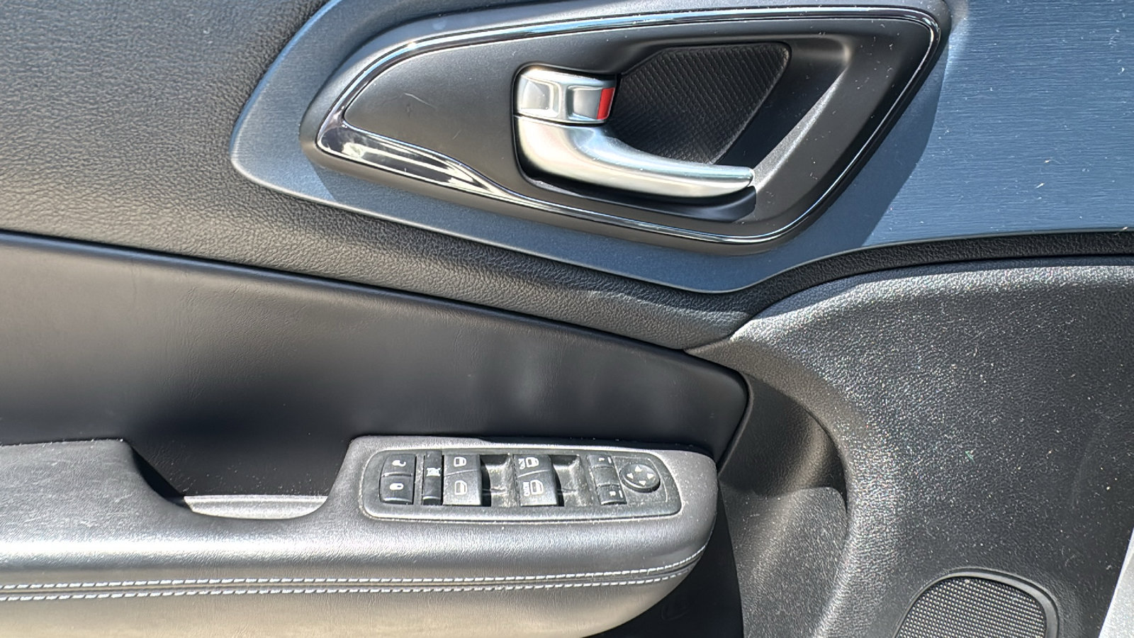 Used 2015 Chrysler 200 S FWD image 16