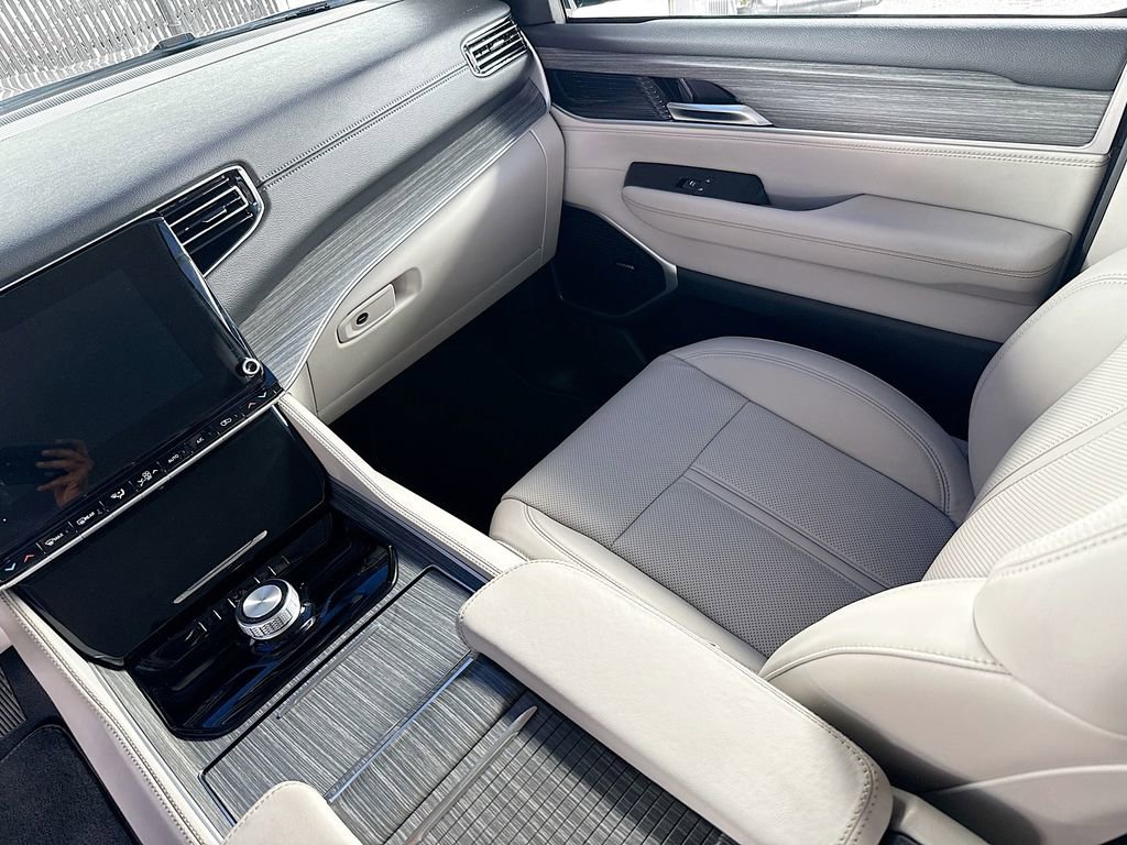 New 2024 Jeep Wagoneer Series II w/ Flexible Seating Group RWD image 23