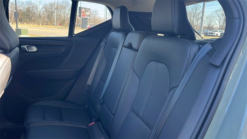 Certified 2025 Volvo XC40 B5 Plus image 36