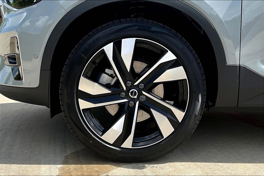 New 2026 Volvo XC40 B4 Plus w/ Protection Package Premier FWD image 29