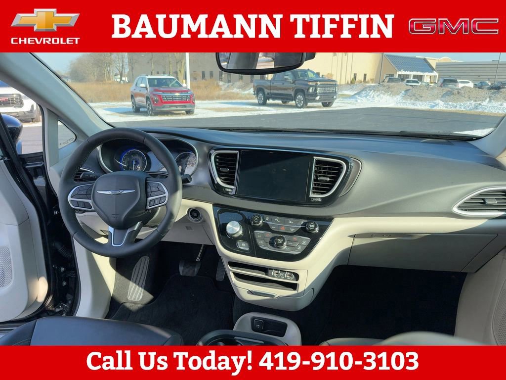 Used 2024 Chrysler Pacifica Touring-L image 17