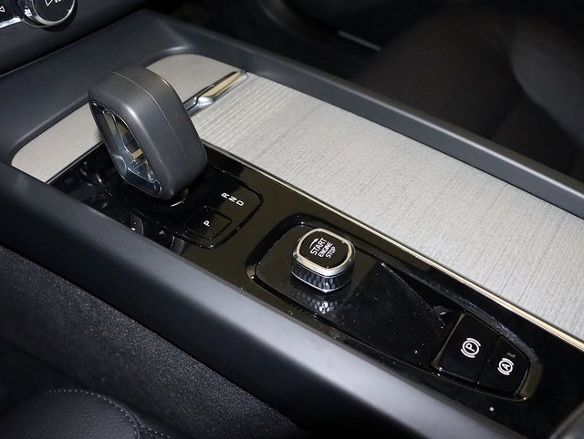 Used 2025 Volvo XC60 B5 Plus image 22