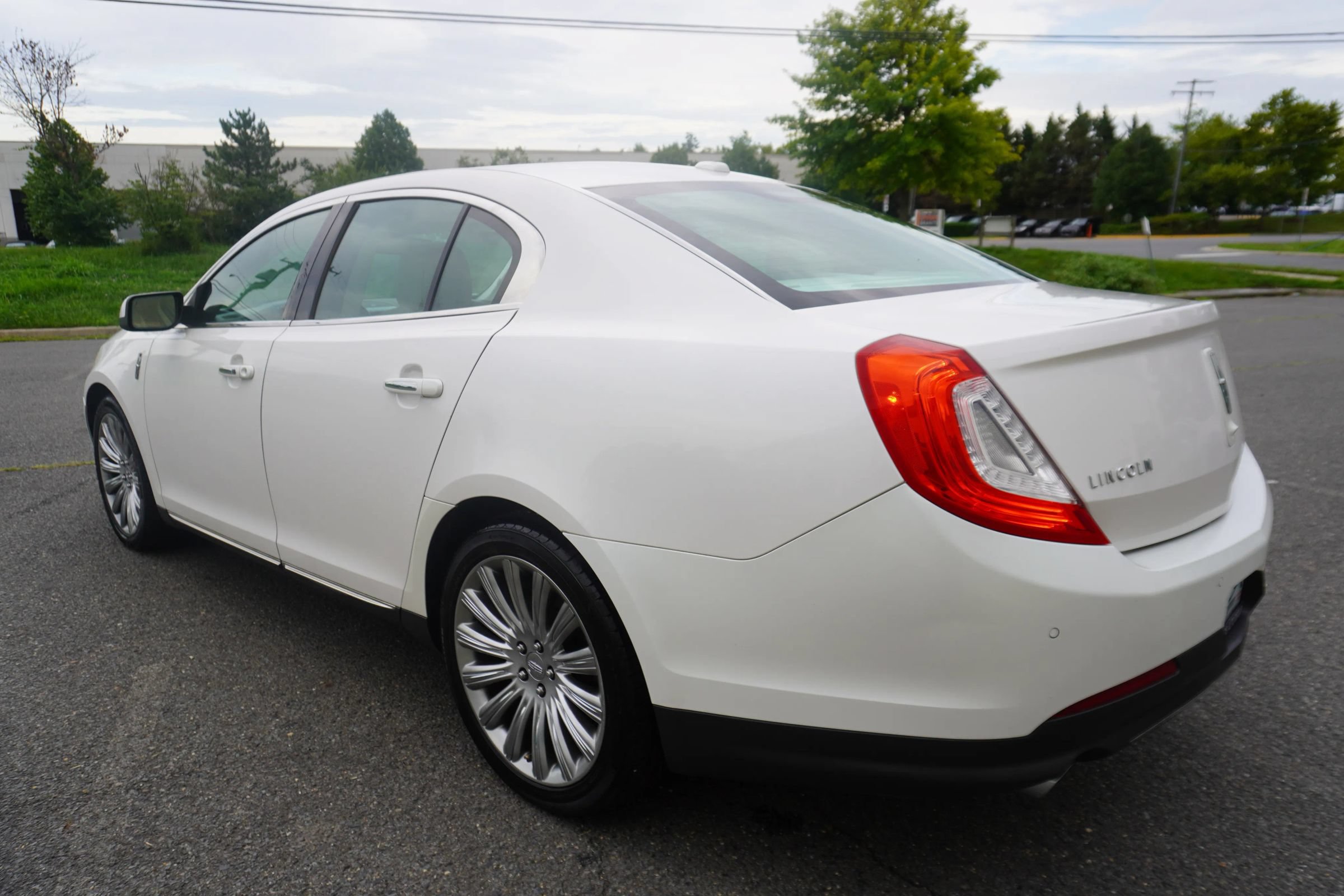 Used 2013 Lincoln MKS FWD image 5