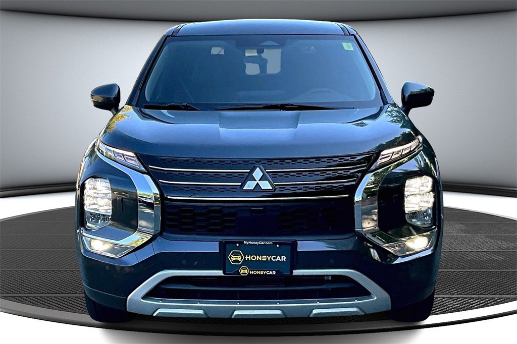 Used 2024 Mitsubishi Outlander SE image 2