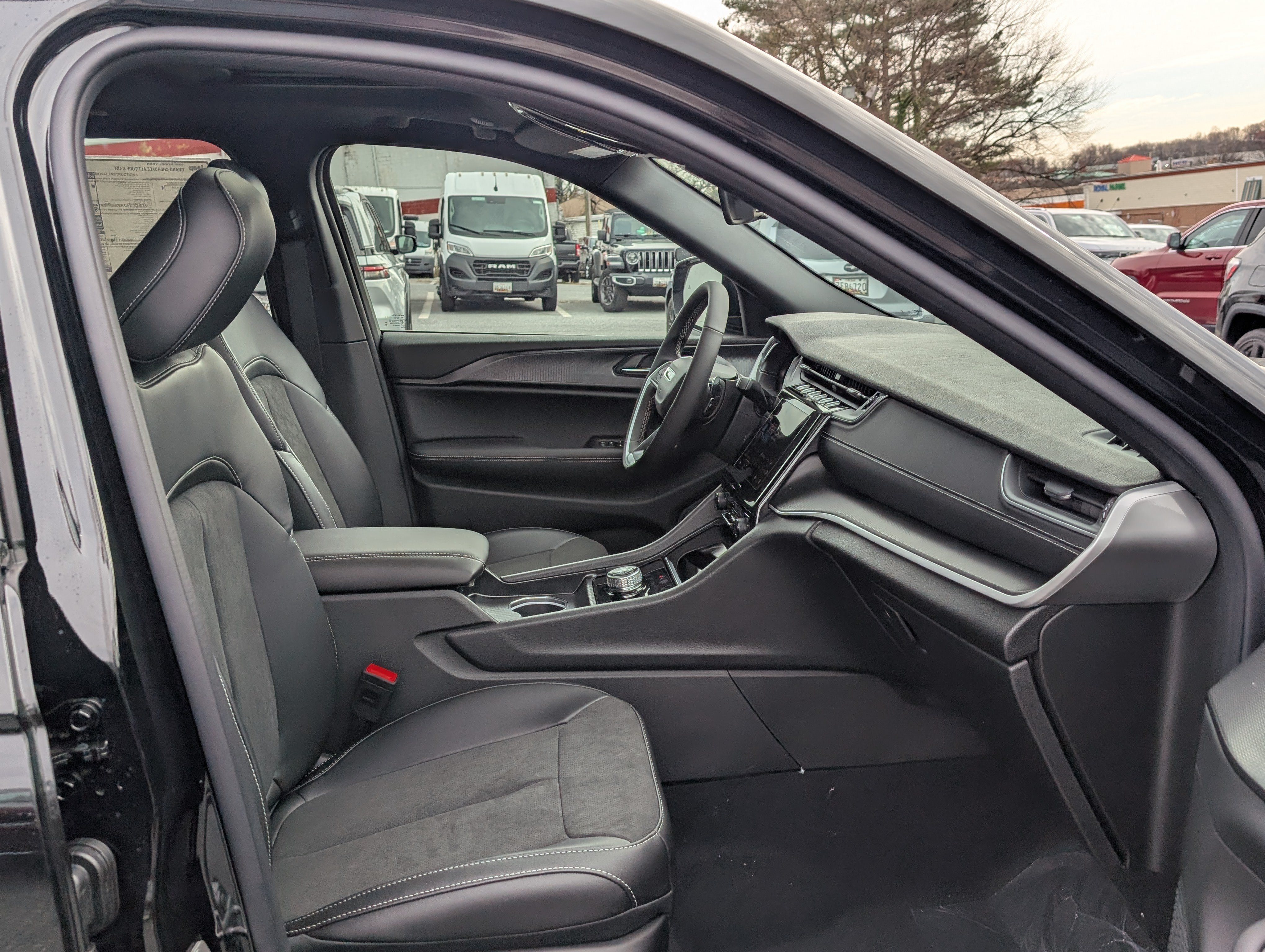 New 2025 Jeep Grand Cherokee Altitude AWD/4WD image 9