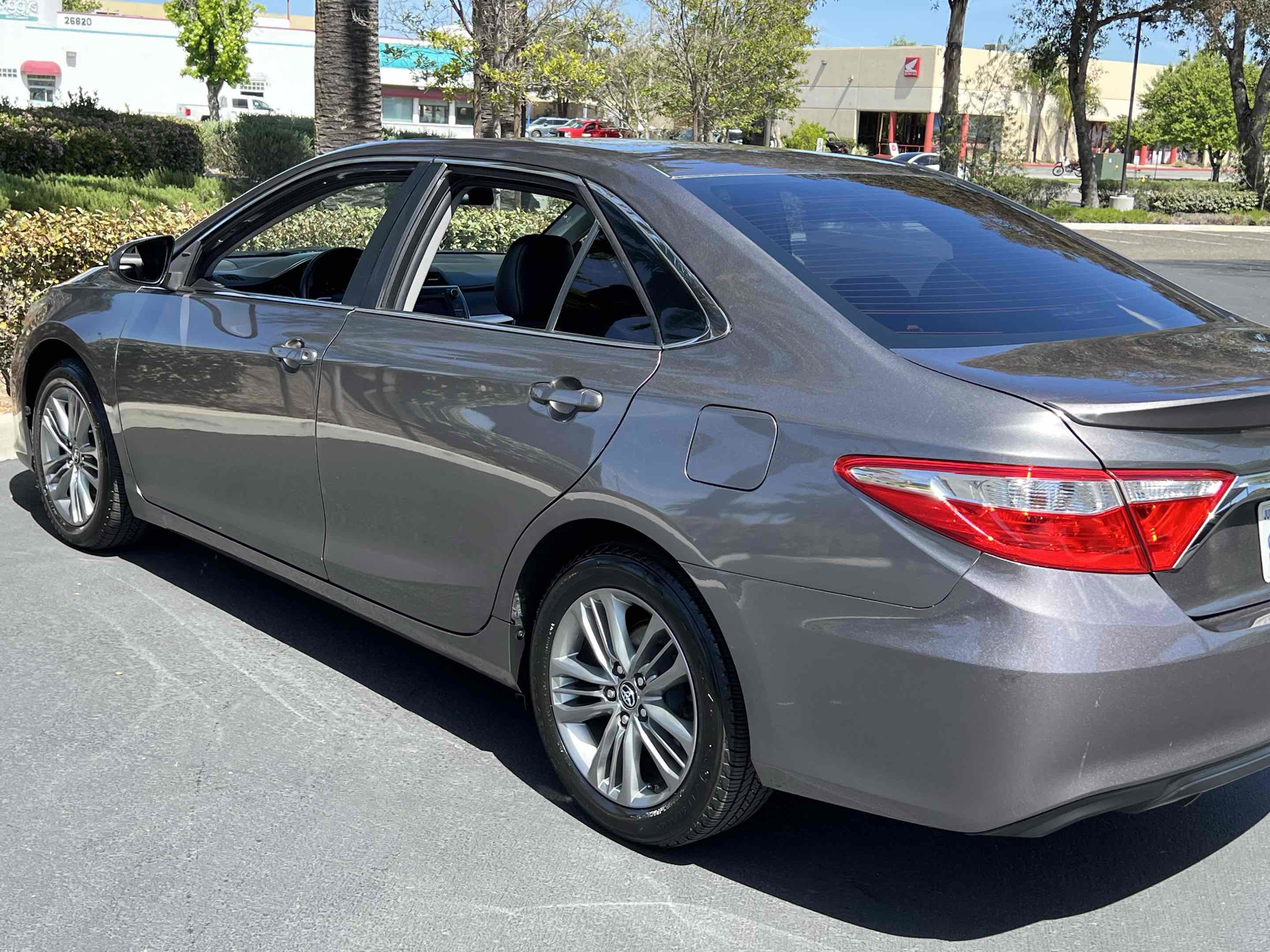 Used 2017 Toyota Camry SE w/ Moonroof Package FWD image 46
