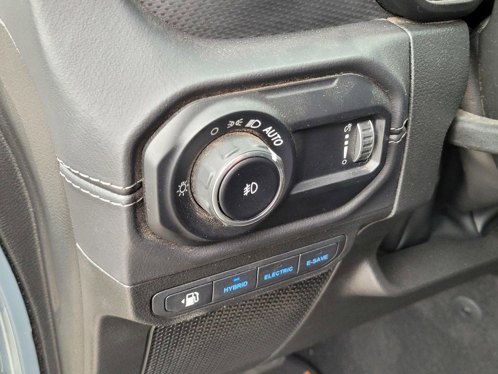 Used 2025 Jeep Wrangler Unlimited Rubicon 4xe w/ Convenience Group AWD/4WD image 17