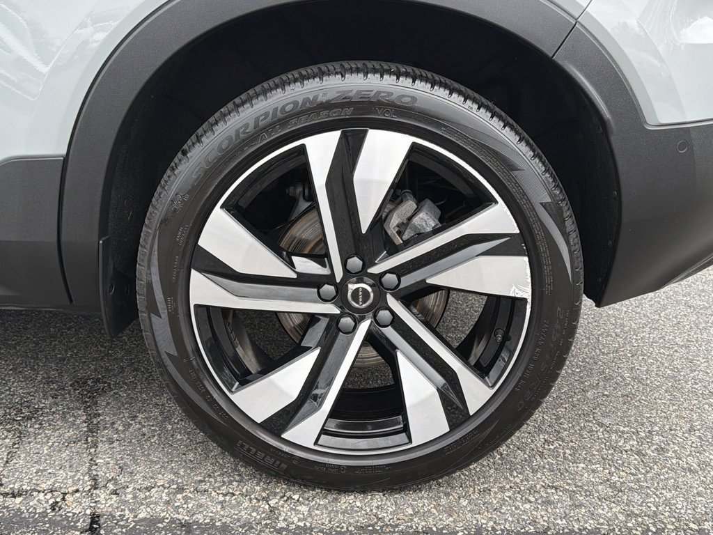 Certified 2024 Volvo XC40 B5 Plus w/ Climate Package AWD/4WD image 11