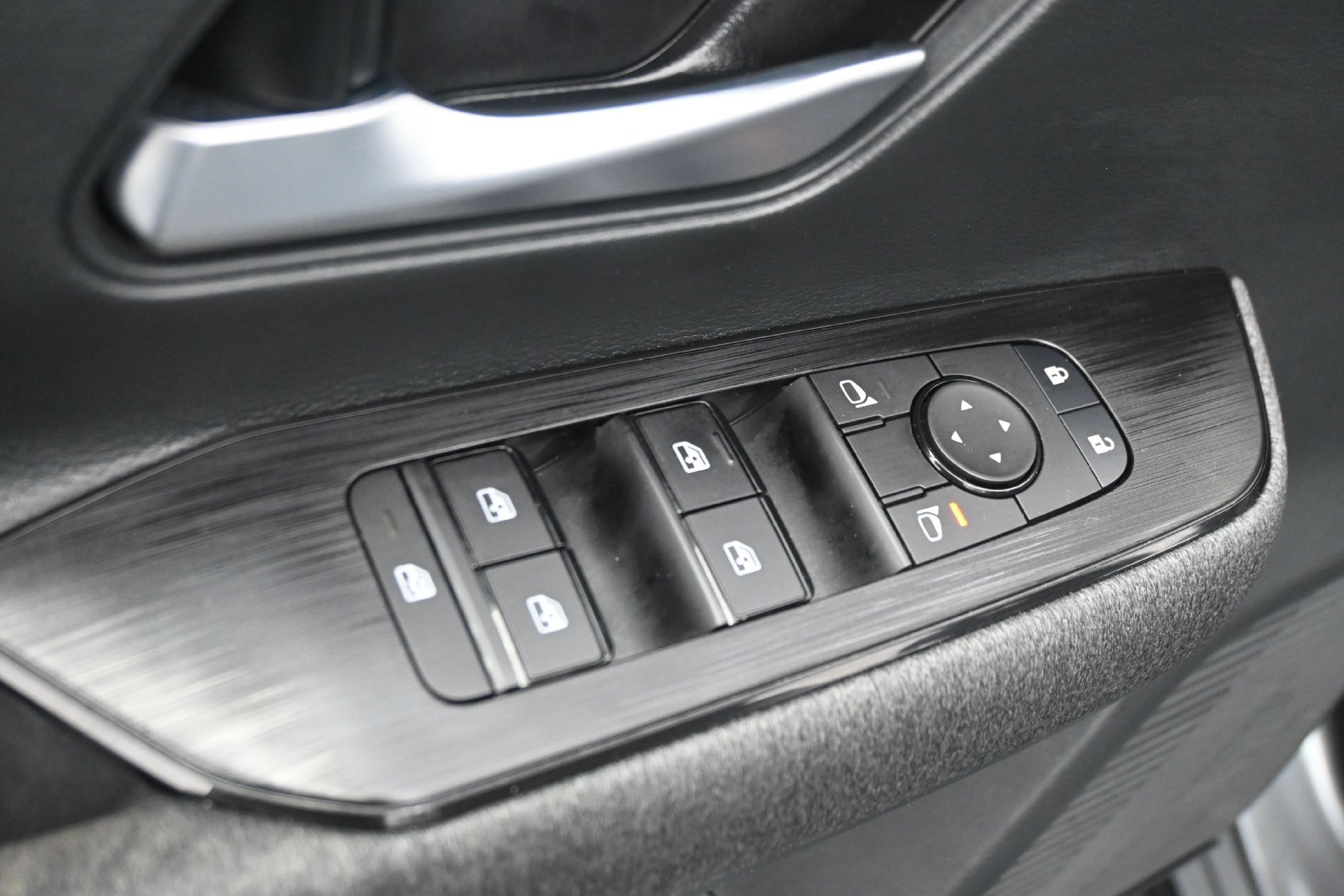 Used 2025 Nissan Kicks SV w/ SV Premium Package AWD/4WD image 18