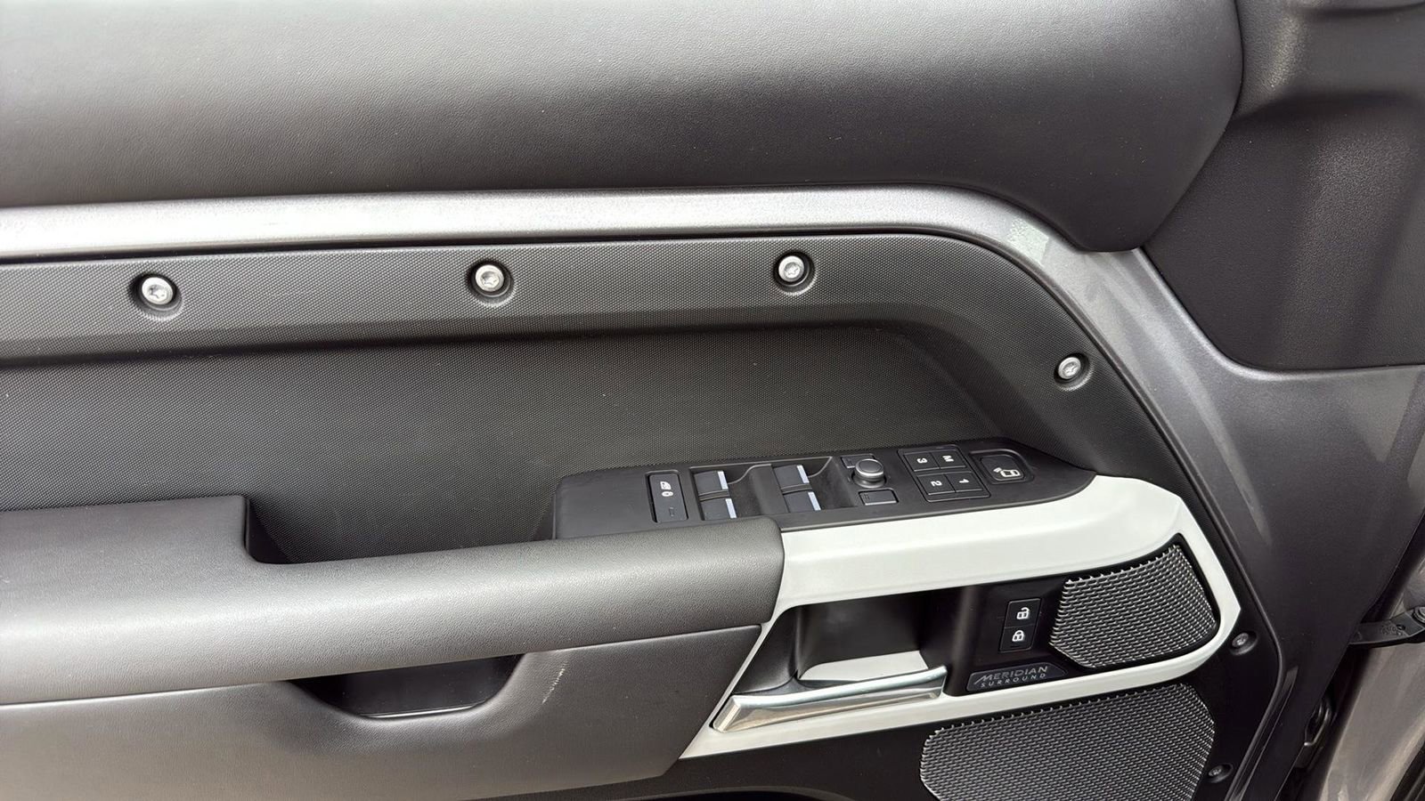 Used 2020 Land Rover Defender 110 First Edition image 11