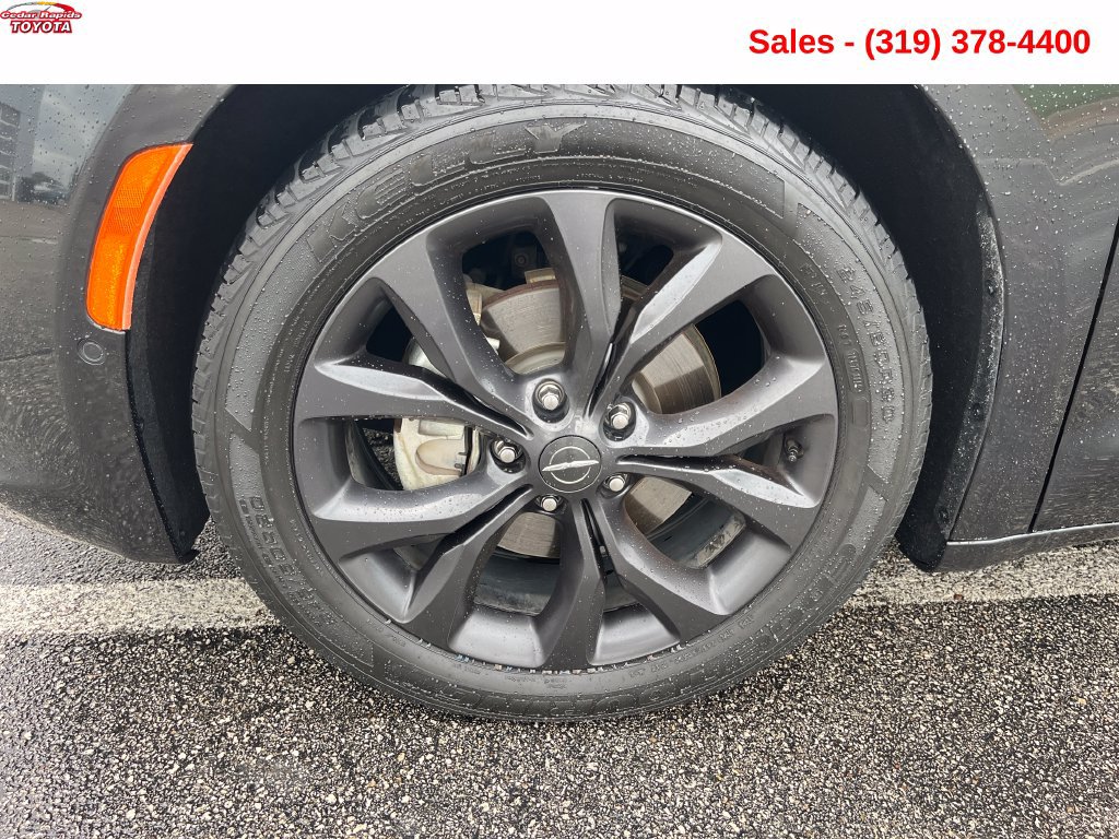 Used 2020 Chrysler Pacifica Touring-L w/ Advanced Safetytec Group FWD image 13