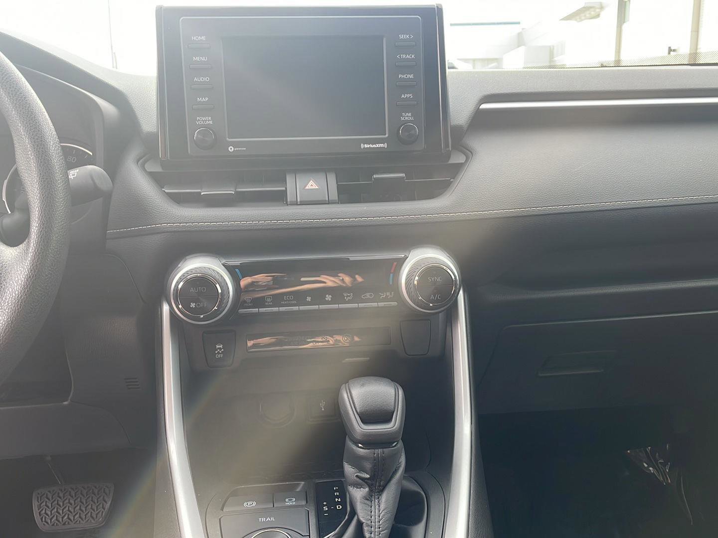 Used 2021 Toyota RAV4 LE image 4