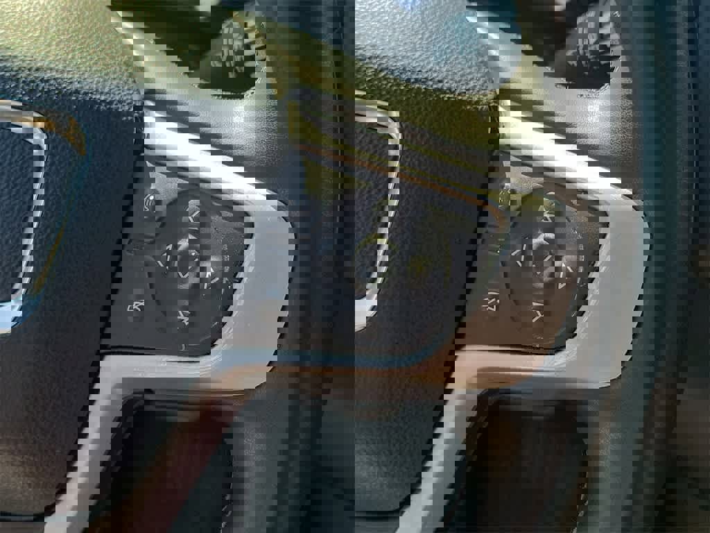 Used 2023 GMC Terrain SLT image 25