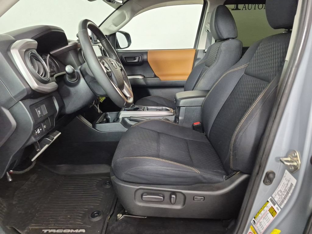 Used 2020 Toyota Tacoma SR5 AWD/4WD image 17