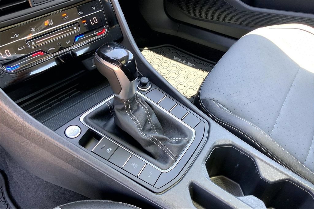 Certified 2025 Volkswagen Jetta SE w/ Sunroof Package FWD image 14